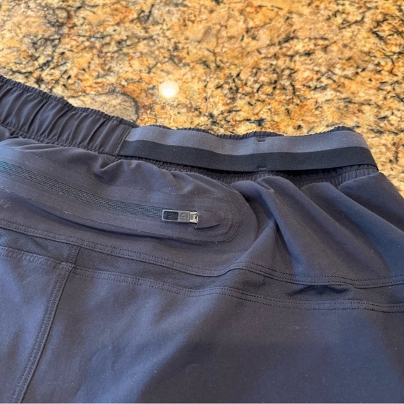 lululemon / Black Men’s Linerless Shorts 5” size M - Picture 4 of 4